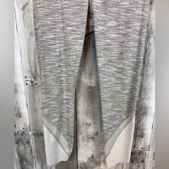 Lululemon Wunder Under Crop II Scallop 23" in We Are From Space Size 6. - Picture 6 of 15